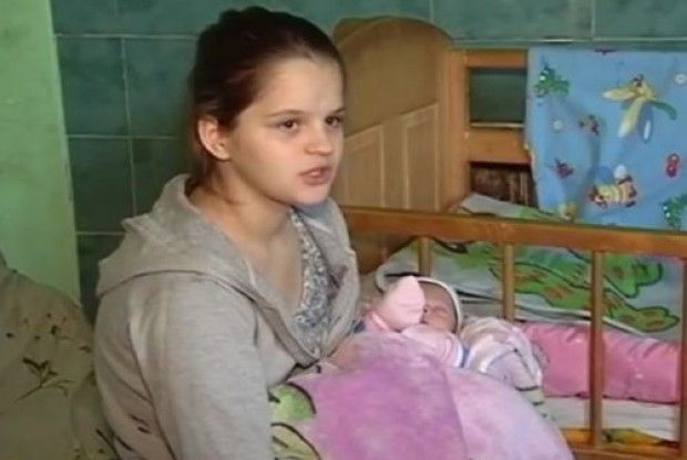 Обіцяного житла наймолодшій мамі України не дали, довелося поїхати на заробітки
