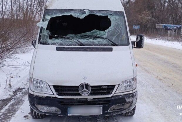 На Рівненщині поліцейські врятували чоловіка, автомобіль якого вилетів у кювет