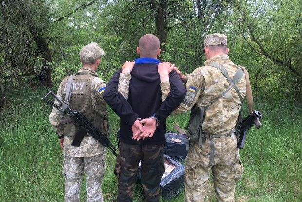 Волинські прикордонники три пакунки з сигаретами знайшли в кущах (Фото)