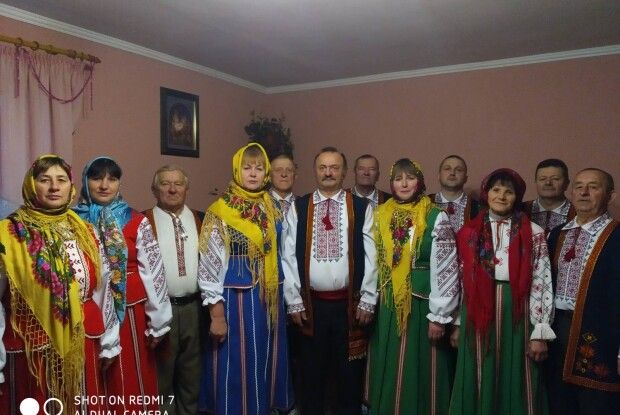 На Волині учасники відомого хору «Хлібодар» влаштували концерт для працівників тваринницької ферми (Відео)