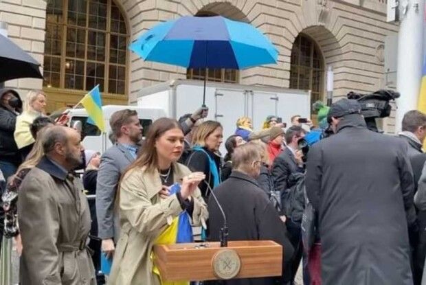 Солістка гурту KAZKA виконала гімн України в центрі Нью-Йорка (Відео)