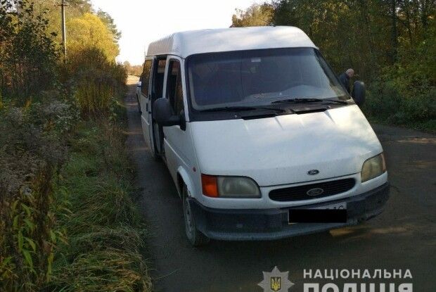 Поки пенсіонер скуповувався у сільмазі, односелець приробив ноги його «бусу» (фото)