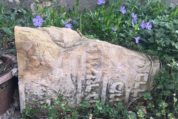 Лучани огородили квітник єврейськими пам'ятниками (Фото) 