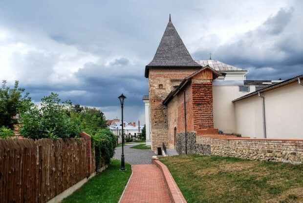 У Луцьку запрошують пенсіонерів на безкоштовні екскурсії в «Окольний замок»
