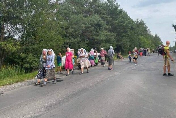 Сотні прихильників УПЦ МП з Волині та Рівненщини попри заборону організували пішу ходу до Почаївської лаври