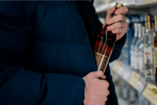 У Рівному чоловік намагався вкрасти пляшку «Мартіні», а коли не вдалося — розбив її