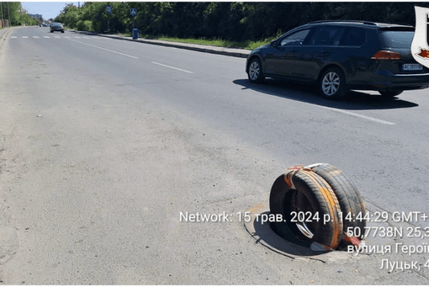 У Луцьку посеред дороги знаходився небезпечний люк