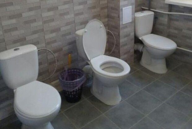 Порушують права дітей: у Рівненській школі відремонтували туалет для дівчат без перегородок 