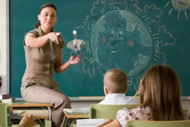 В Україні обговорюють зарплату вчителів на рівні 40 тисяч