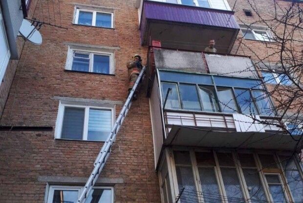 Рівненські рятувальники закріпили балкон, який міг впасти перехожим на голови