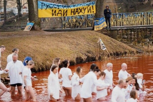 Кілька десятків литовців скупалися у «кривавому озері» біля російського посольства: вражаючі фото