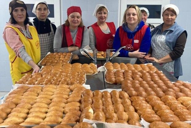 Невтомні підгайцівські господині продовжують готувати для воїнів (Фоторепортаж)