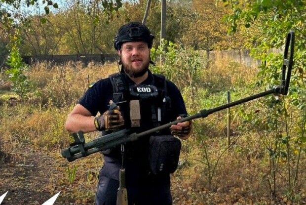Сапер з Волині обстежує всіяні боєприпасами подвір’я українців