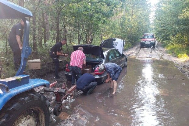 Шукали з квадрокоптером: на рівненських заболочених дорогах загубився німецький гість 