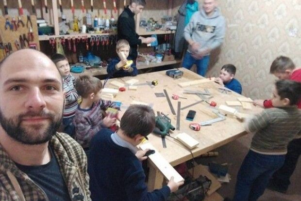 Переселенець створив столярну майстерню для хлопців, які ростуть без батька (ВІДЕО)