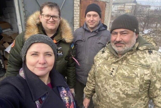 Ірина Фріз та Володимир Ар’єв на деокупованій Харківщині передали багатодітним родинам 40 генераторів (Фото)