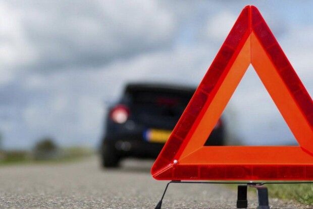На волинській трасі у кювет злетів  Mercedes-Benz