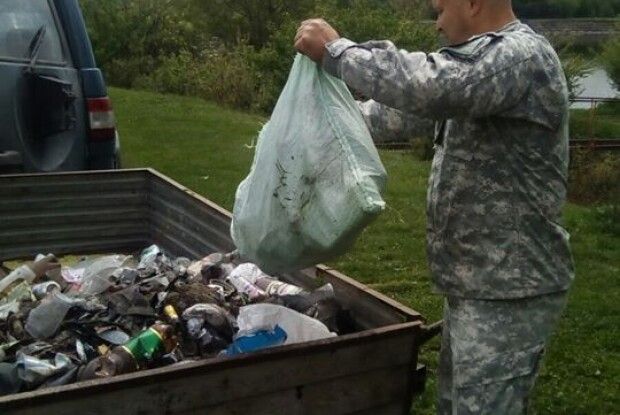 На березі Нововолинського водосховища зібрали 15 мішків сміття (Фото)