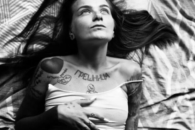 Затримана в Росії за сексуальну фотосесію модель виявилася українкою (Фото 18+)