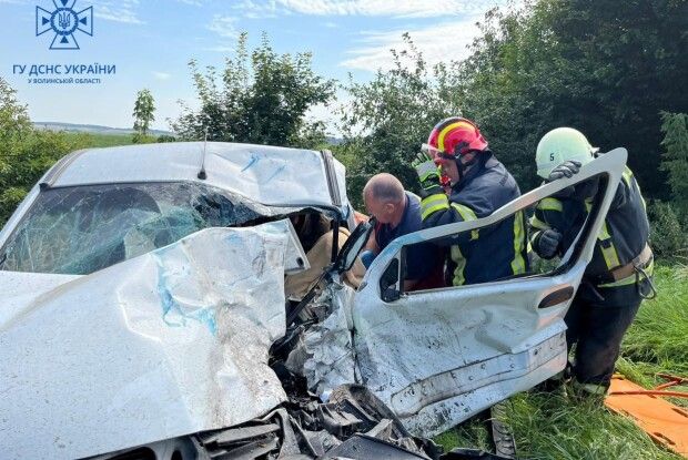 Водія затисло за кермом: на Волині сталася моторошна аварія