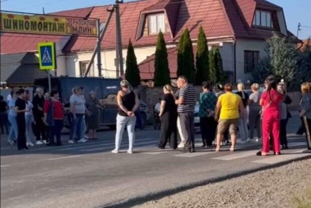 Чому віряни УПЦ мп протестували і молилися під стінами районного ТЦК на Закарпатті (Відео)