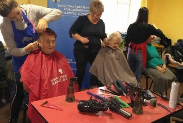 Учні допомогли людям похилого віку стати красивішими і щасливішими