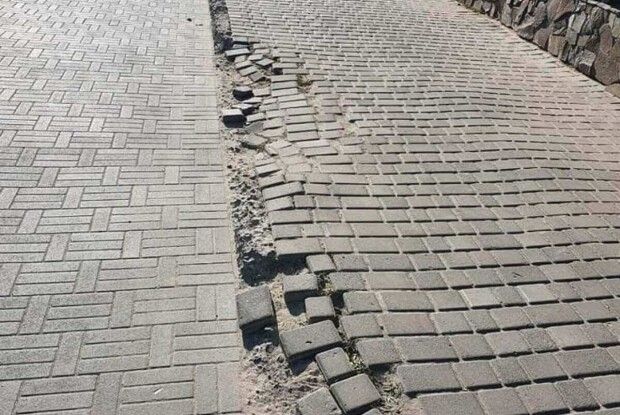 У Луцьку паркувальники пошкодили бруківку