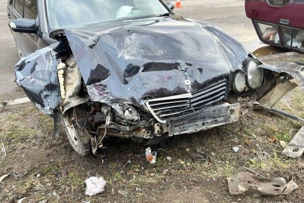 На Рівненщині автомобіль після зіткнення з іншим збив двох дітей (Фото)