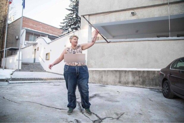 Активістка «Femen» переплутала Чехію зі Словаччиною й показала цицьки «не під тим» посольством
