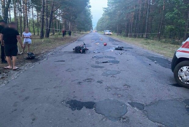 Авто перекинулося на дах: у Камені-Каширському юний мотоцикліст наробив лиха (Фото)