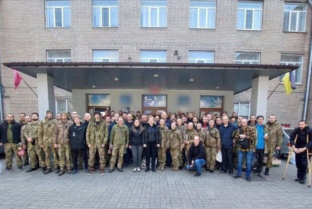 Звільнені з полону бійці повертаються додому