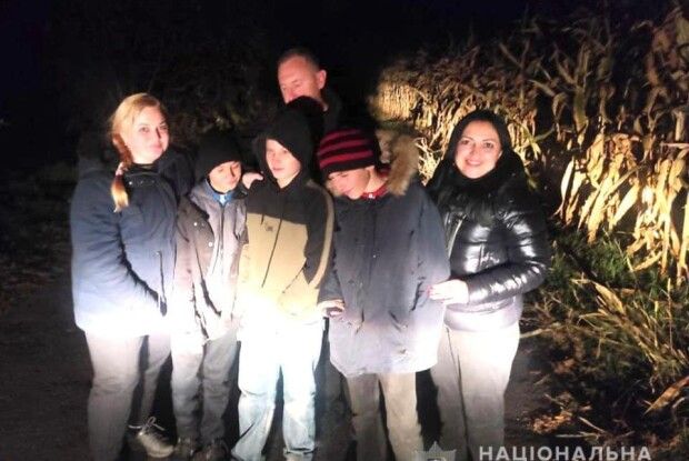 Все спланували і намалювали в зошиті: троє хлопчаків втекли зі школи і цілу ніч блукали... в кукурудзяному полі
