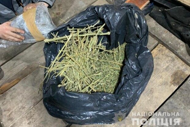 Майже кілограм наркотиків знайшли в гаражі у  27-річного жителя Нововолинська