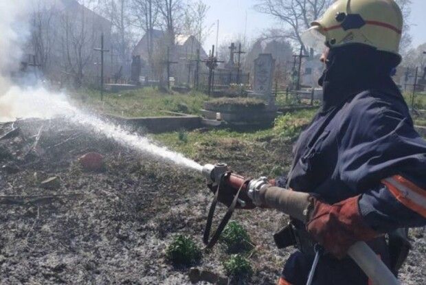 Рівненський священник бив у дзвони, бо жінка з розладами поведінки підпалила кладовище у чотирьох місцях (Відео)
