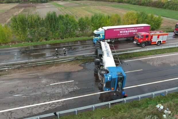 На швидкісній трасі на Волині перекинувся бензовоз: що робили рятувальники (Фото)