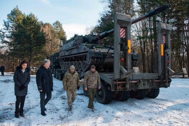 Порошенко подарував дружині на День народження найбільший у світі танковий тягач