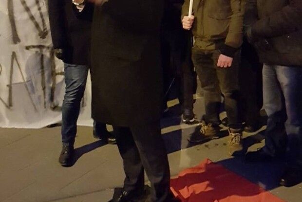 Польські націоналісти спалили портрети Бандери та Шухевича біля українського посольства у Варшаві