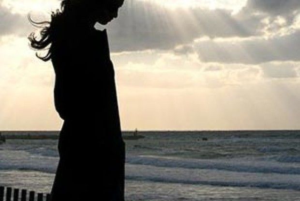 КРАДЬКОМА ВИТИРАЮ ЗРАДЛИВУ СЛЬОЗУ