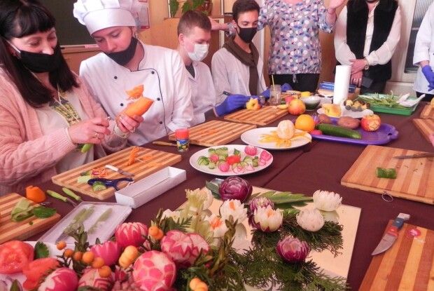 Цибулю, яблука, моркву, редиску у громаді на Волині перетворювали у екзотичні квіти (Фото)