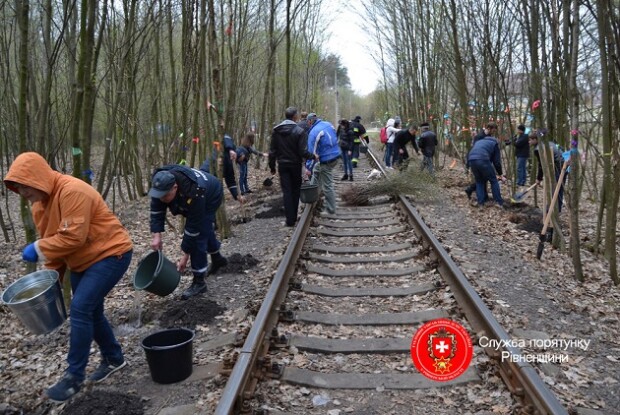 Рівненські пожежники прибрали «Тунель кохання» (фото)