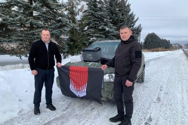 Військовому з Волині громада передала зарядну станцію та квадрокоптери
