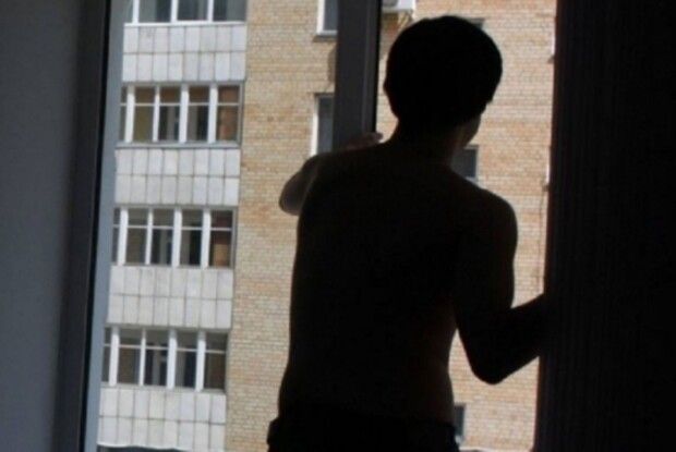 У Луцьку чоловік вистрибнув із вікна багатоповерхівки
