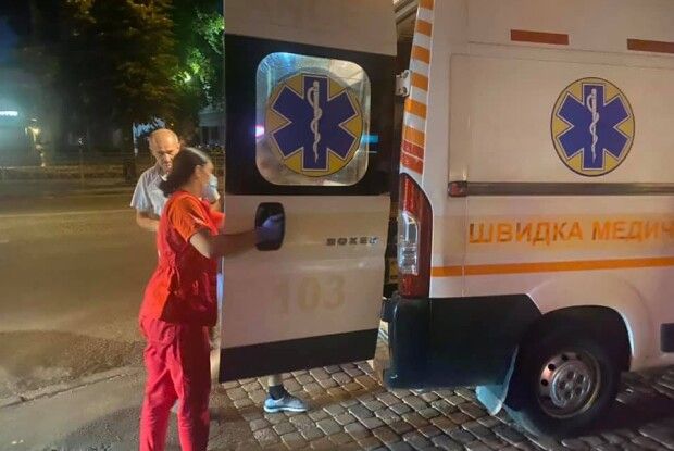 У центрі Рівного вночі велосипедист потрапив під колеса автомобіля