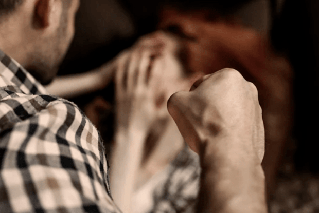 У Рівному чоловік через ревнощі побив молоду співмешканку 