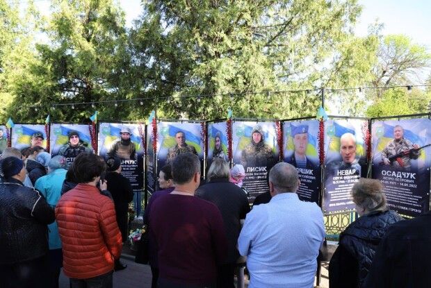 У місті на Волині Алею Слави полеглих Героїв поповнили 19 пам'ятних банерів 