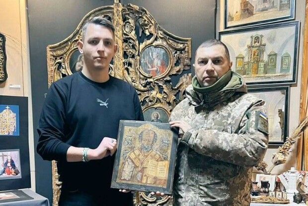 Військовослужбовець передав у музей на Волині ікону, врятовану з-під обстрілів на Донеччині
