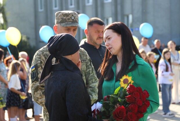У місті на Волині родинам полеглих Захисників вручили посмертні ордени