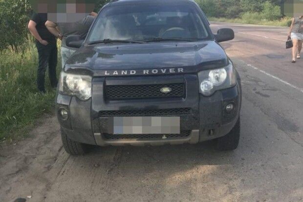 Зупинили джипа з бурштиновою начинкою 