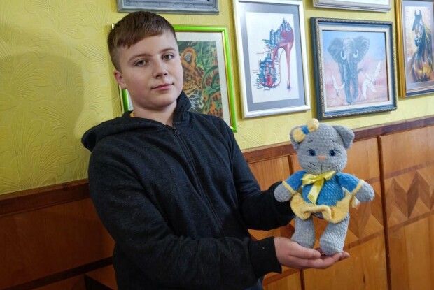 Школяр із Волині плете гачком чарівні іграшки 