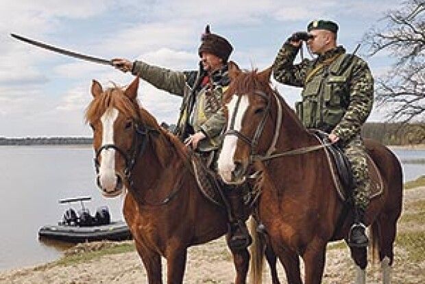 ПРИКОРДОННИКИ — НА ЧОВНАХ,  КОЗАКИ — НА КОНЯХ